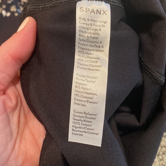 Spanx Capris Black w/ Gold Flecks Leggings Size Medium in EUC - Picture 6 of 8